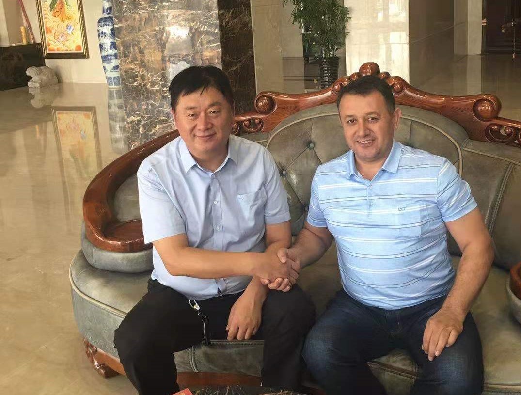 ZTE Chairman Miao Yulu talks with customers in Tajikistan